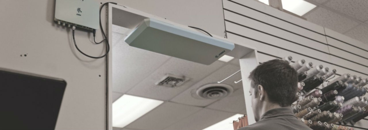 AN440 UHF RFID 高效能平板天線佈署在出入口上方